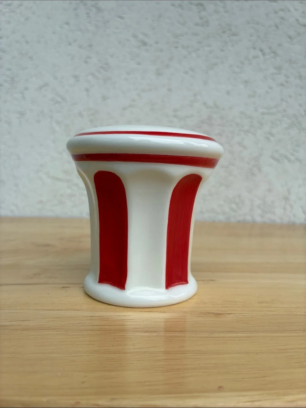 Williams-Sonoma ceramic popcorn salt shaker. Red & white popcorn bucket design